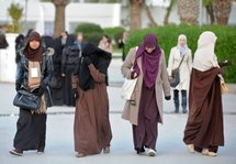المواجهة بشأن النقاب مستمرة في كلية الآداب في منوبة قرب تونس