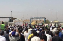 المتظاهرون عند منفذ سفوان المتظاهرون عند منفذ سفوان