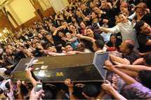 الاف الاقباط يشيعون البابا شنودة الثالث في مقر كاتدرائية القديس مرقس في القاهرة