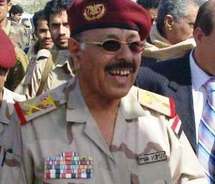 اللواء علي محسن الاحمر يؤكد استعداده لاعادة هيكلة القوات التي يقودها