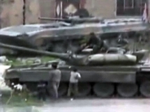 القوات السورية تواصل عملياتها بعد اتهامها باستخدام المدنيين كدروع بشرية