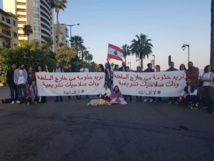 قطع طرق في طرابلس ودعوات لإضراب وتظاهرات في لبنان