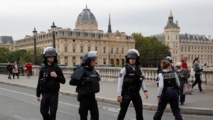 شرطة باريس تقتل رجلا يحمل سلاحا أبيض بحي تجاري في العاصمة