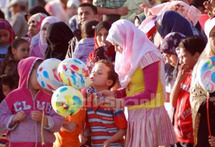 ببيض ملون وزهور مقدسة المصريون يحتفلون ب"شم النسيم" أقدم أعيادهم
