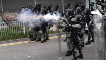 شرطة هونج كونج تستخدم الغاز المسيل للدموع لتفريق مظاهرات ليلية 