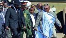 البشير يصف الحركة الشعبية ب" الحشرة "ويهدد بالاطاحة بالسلطة الحاكمة في جوبا