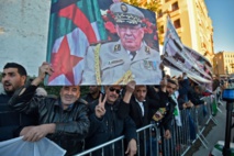 حشود غفيرة ترافق جثمان قائد الجيش الجزائري إلى مثواه الأخير