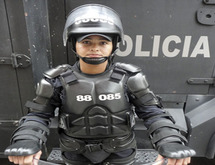 المحتجون يواجهون شرطة مكافحة الشغب النسائية في كولومبيا بالورود