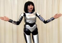 روبوت بملامح أنثوية يساعد رواد الفضاء في الحفاظ على لياقتهم