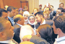 صدمة في تونس بعد تقبيل مواطنين ليد الرئيس المؤقت المنصف المرزوقي