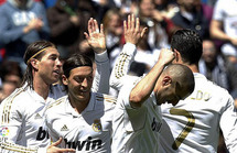 ريال مدريد يسحق أشبيلية وملقة يقاسم بلنسية المركز الثالث بالدوري الأسباني