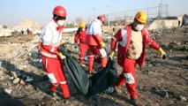 جمع بقايا الطائرة الاوكرانية المنكوبة