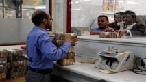حظر تداول العملة الجديدة يفاقم الأوضاع الإنسانية لسكان اليمن