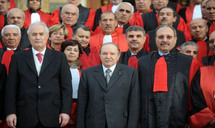 لوموند الفرنسية تزعم أن الجزائر لديها "مناعة" ضد الربيع العربي