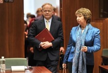 عقوبات أوربية جديدة ضد النظام السوري ومقتل 23 جنديا في اشتباكات مع منشقين بالرستن