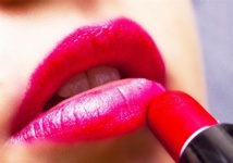 جدل في باكستان بعد إعلان جامعة منع الطالبات من وضع أحمر الشفاه