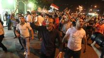 متظاهرون يدوسون صور أحمد شفيق وآخرون يهاجمون مقره الانتخابي في القاهرة متظاهرون يدوسون صور أحمد شفيق وآخرون يهاجمون مقره الانتخابي في القاهرة