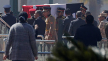 سوزان تنعي مبارك والسيسي يتقدم جنازته العسكرية  