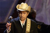 أوباما يمنح بوب ديلان وجون جلين ومادلين أولبرايت أرفع الأوسمة الأمريكية