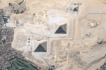 قمر دبي يلتقط صورة فريدة للأهرامات المصرية من الفضاء