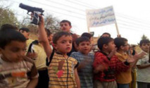 السوريون يتظاهرون تكريماً لاطفال الحولة وبيلاي تعتبر المجزرة جريمة 