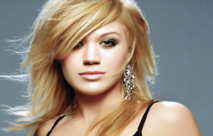 كيلى كلارسكون : في أول مشواري الغنائي كرهت حياتي وفكرت فى الاعتزال