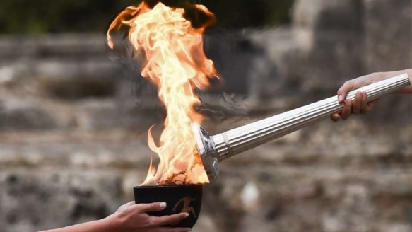 اشعال الشعلة الأولمبية في أثينا أمام عدد محدود من المدعوين