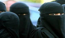 إعادة سعوديات من فرنسا لرفضهن خلع النقاب وكشف وجوههن