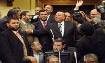 الإخوان يتهمون العسكر بالاستحواذ على السلطة بعد حل البرلمان