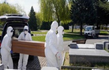 السويد تضع علامة مميزة على نعوش المتوفين بكورونا السويد تضع علامة مميزة على نعوش المتوفين بكورونا