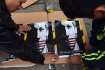 لا يزال جوليان اسانج مؤسس موقع ويكيليكس الخميس موجودا سفارة الاكوادور في لندن منذ 48 ساعة في انتظار الحصول على رد من كيتو على طلب اللجوء الذي تقدم به والذي سياخذ بحسب الرئيس رافايل كوريا "الوقت اللازم". لا يزال جوليان اسانج مؤسس موقع ويكيليكس موجودا سفارة الاكوادور في لندن منذ 48 ساعة في انتظار الحصول على رد من كيتو