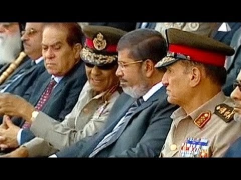 المحكمة الدستورية تقرر وقف تنفيذ قرار مرسي ومحاموه يرفضون الحكم