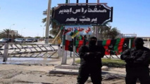 تونسيون عالقون على الحدود الليبية يقتحمون معبر رأس جديربالقوة   