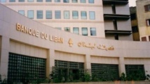 لبناني يحتج على السياسات المصرفية بطريقته الخاصة