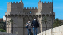 بعد 48 يوما من الإغلاق الصارم... الإسبان يتنزهون في الأماكن العامة