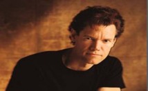 اعتقال المغني راندي ترافيس وهو عار وثمل في الشارع