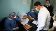 الفرق الطبية في مصر تشكو "إهمال مشكلاتها" جراء فيروس كورونا