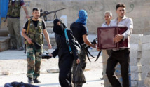 سكان حلب يعيشون أحوالاً مأساوية يحاصرهم الخوف والرصاص العشوائي سكان حلب يعيشون أحوالاً مأساوية يحاصرهم الخوف والرصاص العشوائي