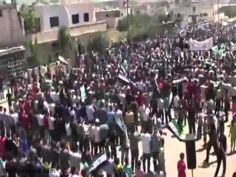 آلاف السوريين يحيون "جمعة درعا" وتظاهرات تحت القصف بدمشق وحلب