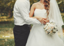 كورونا يجبر المقبلين على الزواج على اعادة التفكير في خطط الزفاف كورونا يجبر المقبلين على الزواج على اعادة التفكير في خطط الزفاف