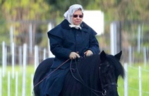 ملكة بريطانيا تظهر خارج جدران القصر لأول مرة منذ شهور ملكة بريطانيا تظهر خارج جدران القصر لأول مرة منذ شهور