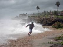 السدود في نيو اورلينز تصمد وفيضانات العاصفة اسحق تجتاح ساحل خليج المكسيك