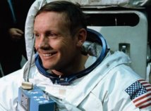 تنكيس الاعلام الاميركية لمناسبة تشييع نيل ارمسترونغ