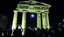 عشرات الآلاف يشهدون ليلة اكتمال "القمر الأزرق" في الأماكن الأثرية باليونان