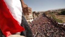 عشرات الالاف يتظاهرون في صنعاء مطالبين بمحاكمة صالح وإقالة أعوانه عشرات الالاف يتظاهرون في صنعاء مطالبين بمحاكمة صالح وإقالة أعوانه