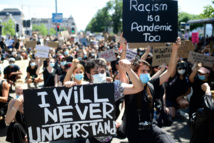 سويسرا..أكثر من 10 ألاف شخص يتظاهرون ضد العنصرية في زيورخ سويسرا..أكثر من 10 ألاف شخص يتظاهرون ضد العنصرية في زيورخ