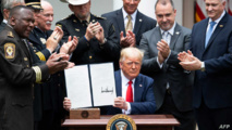 ترامب يوقع امرأ تنفيذيا بشأن إصلاحات محدودة في جهاز الشرطة ترامب يوقع امرأ تنفيذيا بشأن إصلاحات محدودة في جهاز الشرطة