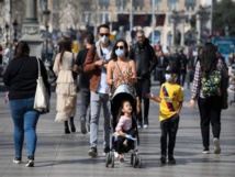 الاسبان يحتفلون برفع إغلاق استمر 14 أسبوعا بسبب كورونا الاسبان يحتفلون برفع إغلاق استمر 14 أسبوعا بسبب كورونا