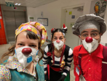 المهرجون يتعايشون مع كورونا وينقلون عروضهم على الإنترنت المهرجون يتعايشون مع كورونا وينقلون عروضهم على الإنترنت