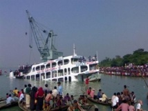 تأكد وفاة 29شخصا بعد انقلاب عبارة في نهر في بنجلادش